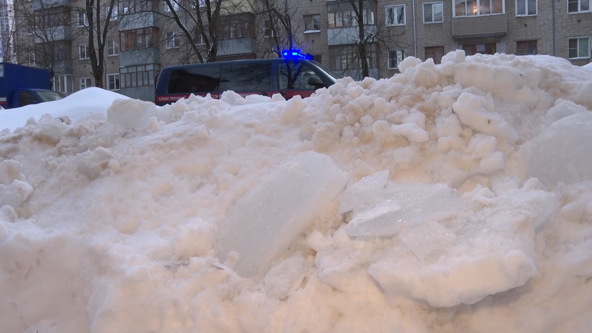 В Иванове на 13-летнюю девочку упала наледь с крыши | Новости города  Иваново и Ивановской области