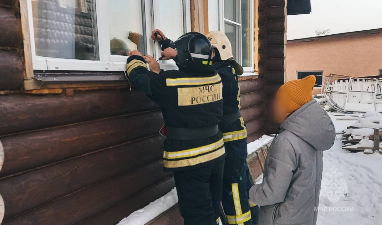 Палехские спасатели помогли местной жительнице попасть в свой дом через окно  | Новости города Иваново и Ивановской области