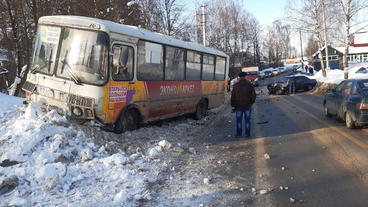 В Иванове полный пассажиров автобус попал в ДТП | Новости города Иваново и  Ивановской области