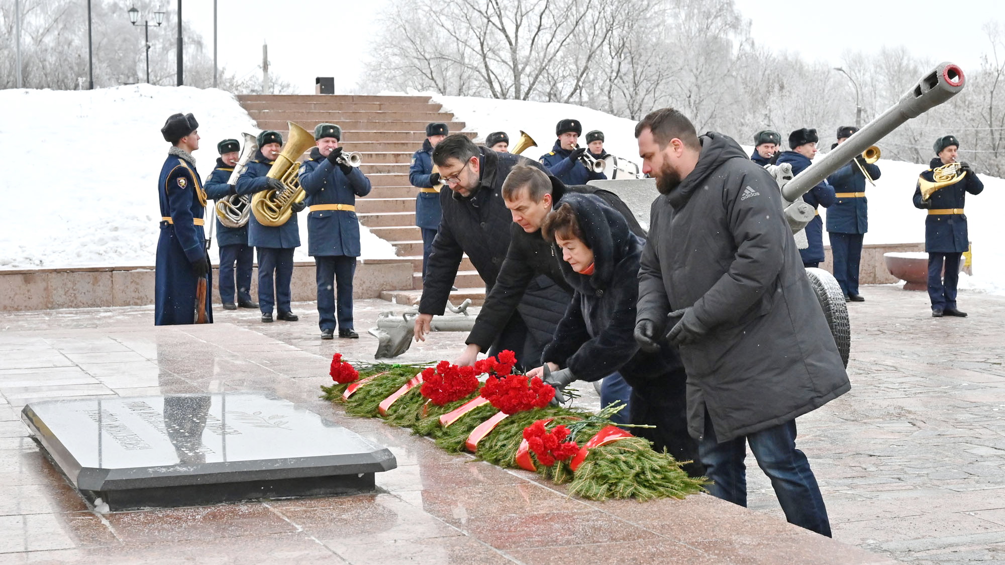 Возложение цветов неизвестному солдату