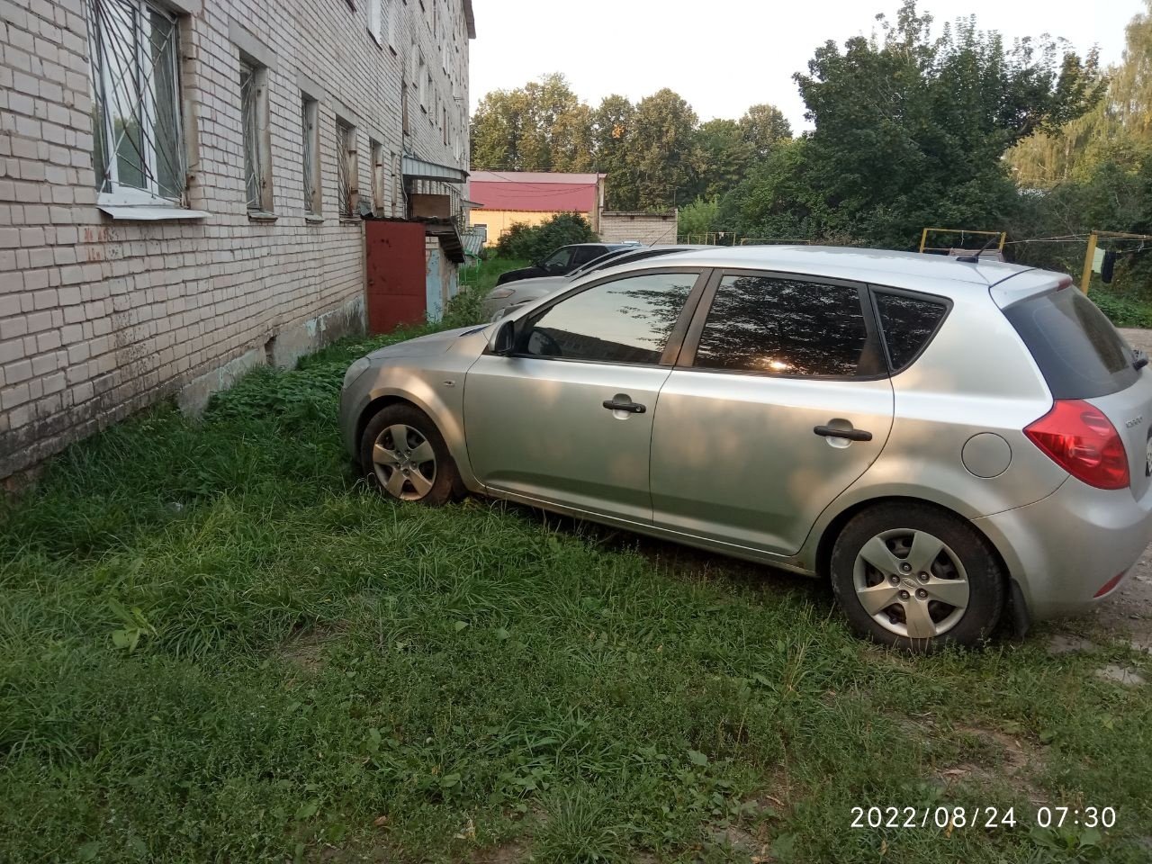 В Приволжске машины можно ставить прямо на газонах | Новости города Иваново  и Ивановской области