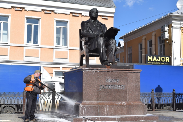 Кислород иваново якова гарелина. Памятники Иваново. Памятники драконам в Иваново. Въездной памятник Иваново. Памятник барду в Иваново.