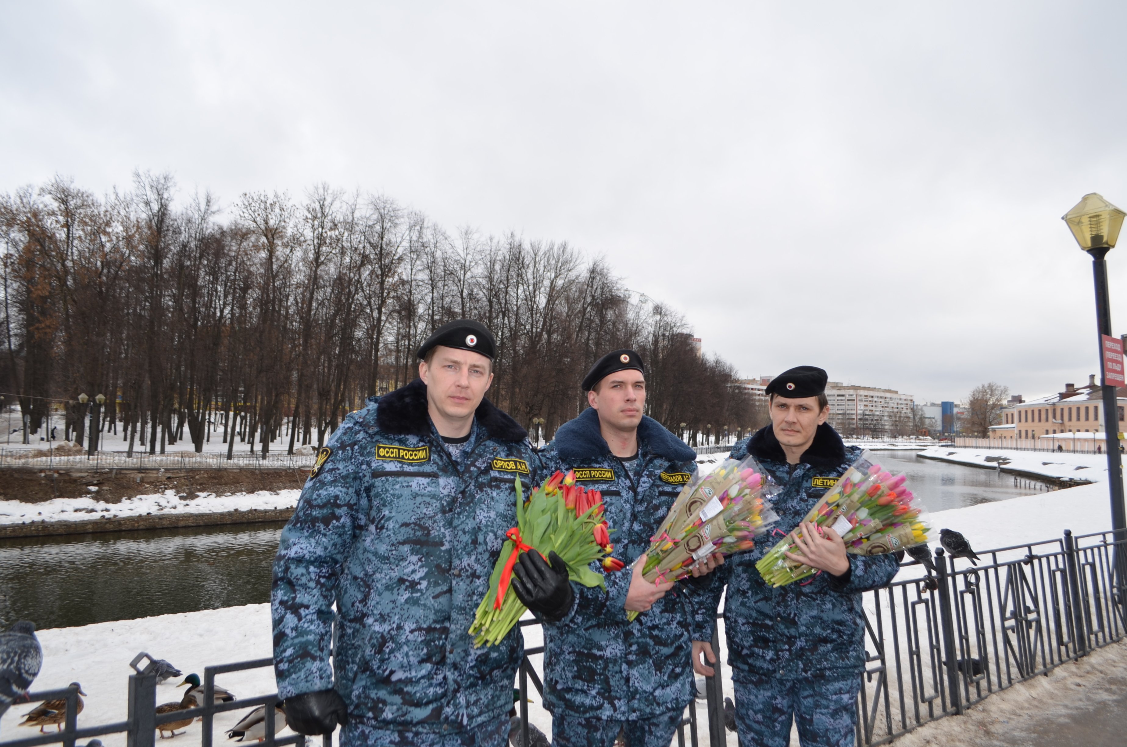 В Иванове судебные приставы на улицах города поздравляли женщин | Новости  города Иваново и Ивановской области