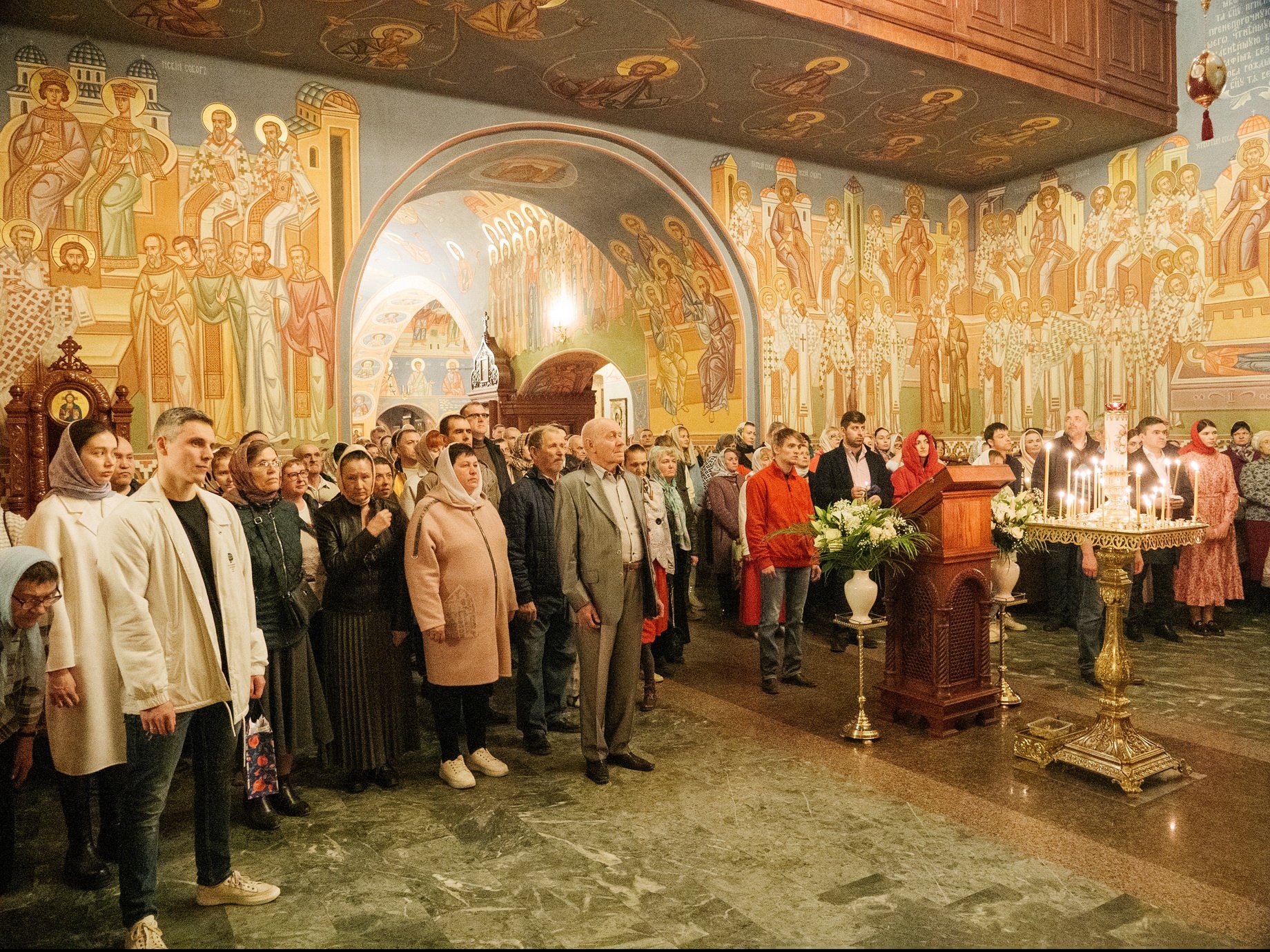 Сколько длится пасхальное богослужение ночью по времени. Пасха служба крестный ход. Пасхальная служба в Успенском соборе Омска. Пасхальная служба в кафедральном соборе Брянска 2024.