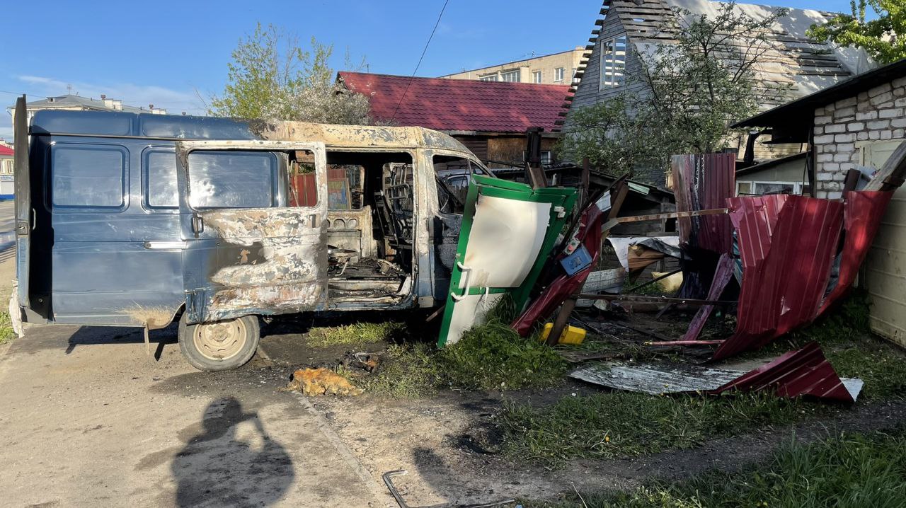 В Ивановской области «ГАЗель» врезалась в забор жилого дома и загорелась |  Новости города Иваново и Ивановской области