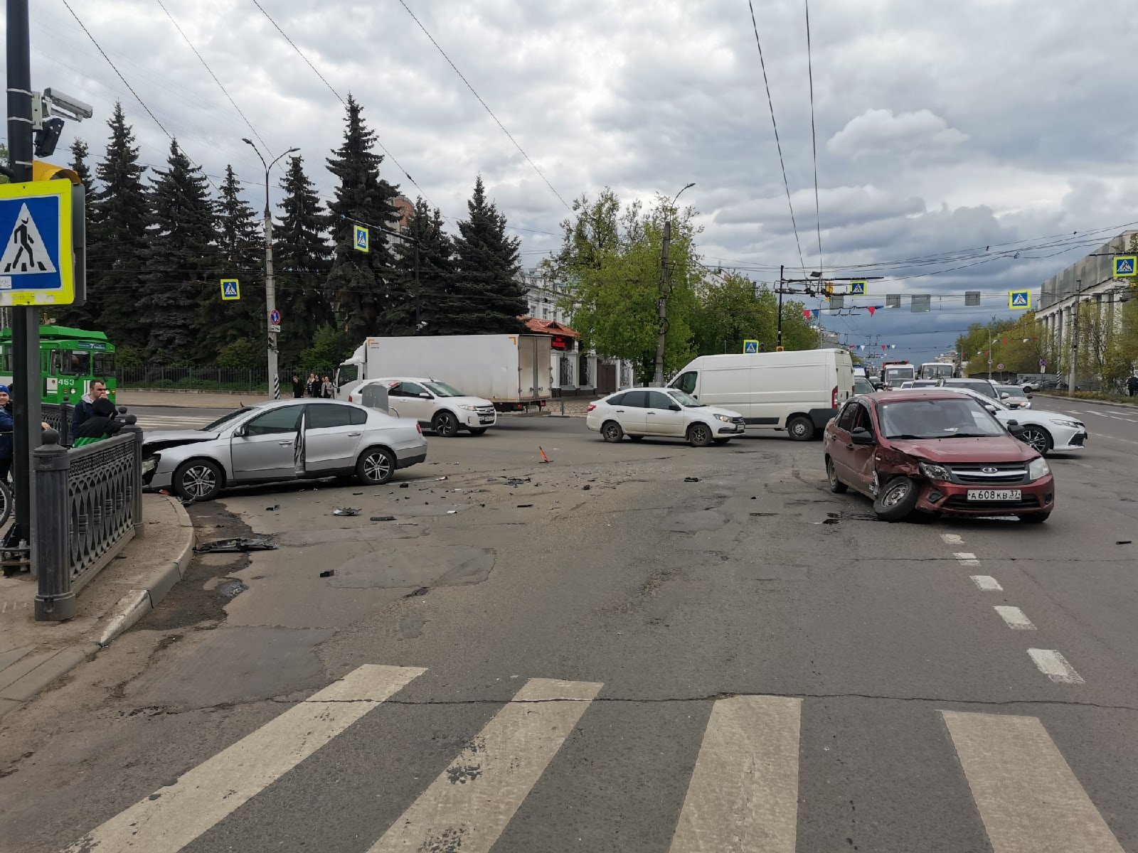 В Иванове в ДТП попала учебная машина | Новости города Иваново и Ивановской  области