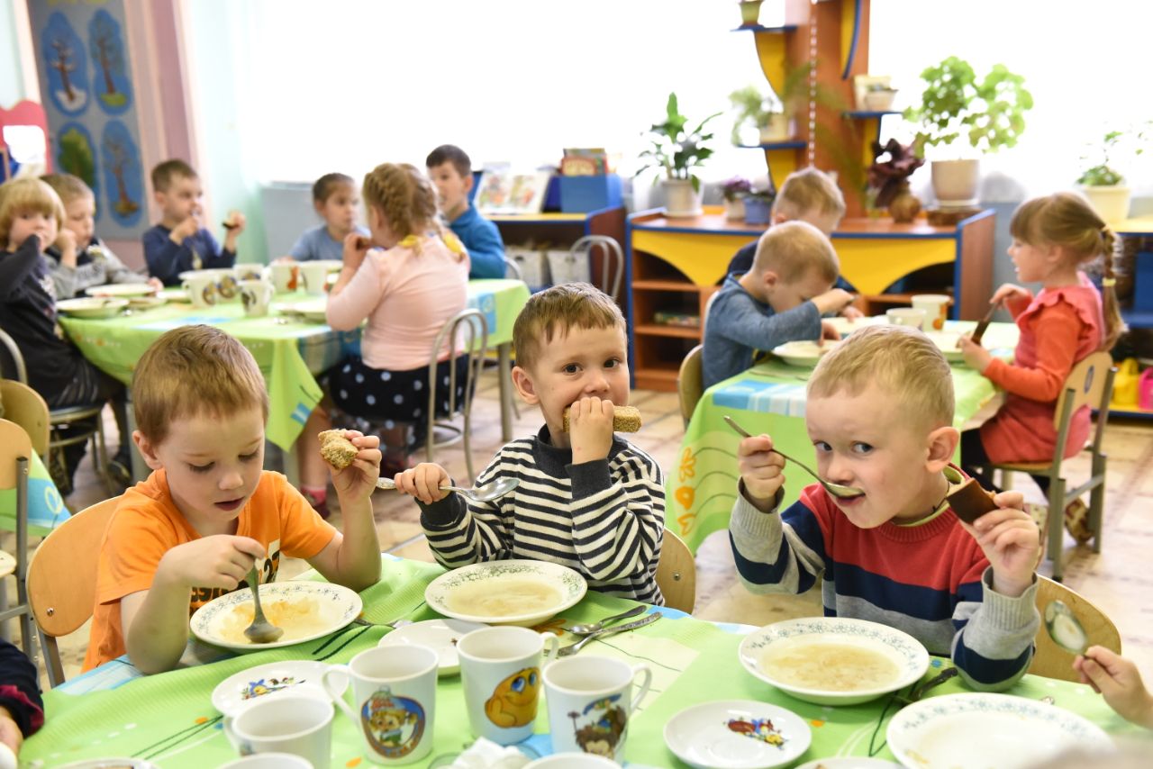 Дети кушают в детском саду