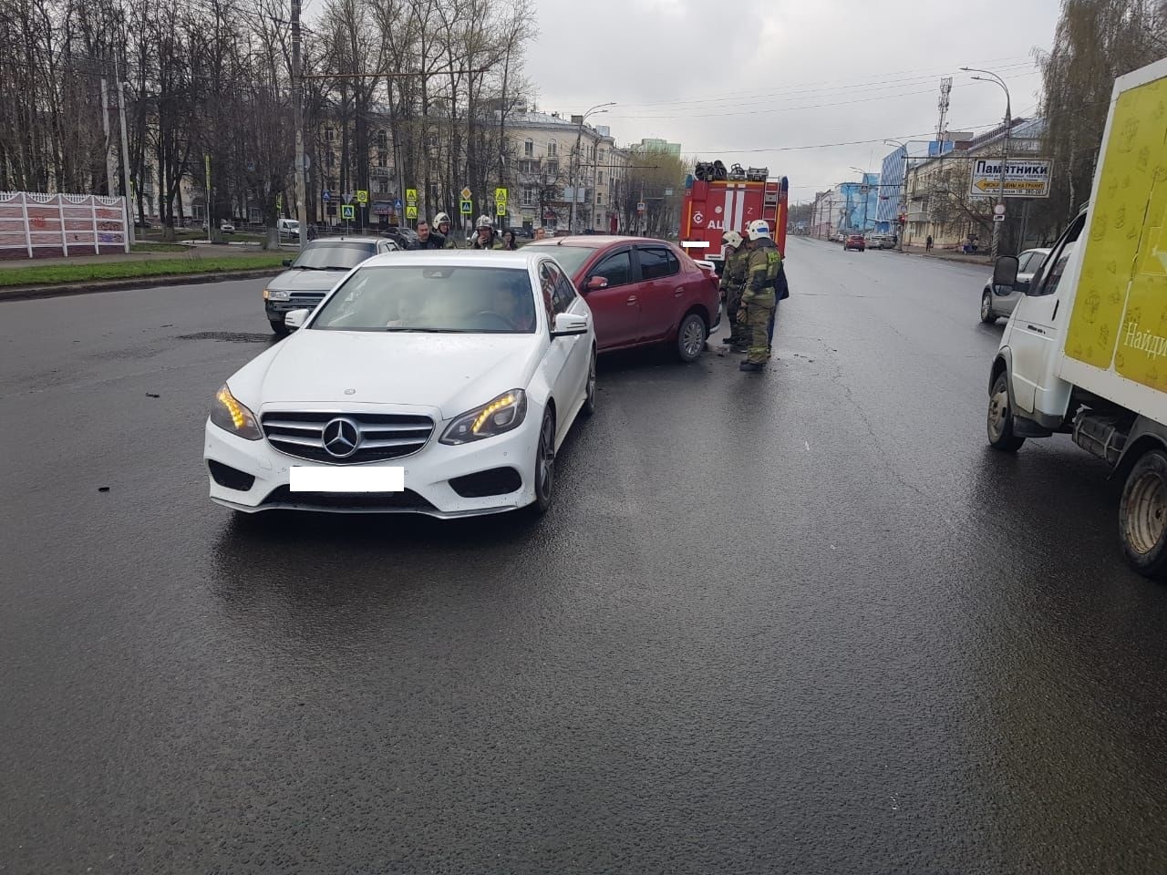 В Иванове на улице Лежневской столкнулись 4 автомобиля | Новости города  Иваново и Ивановской области