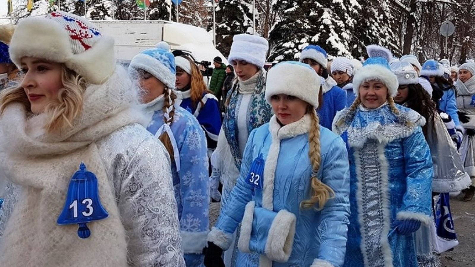 Парад снегурочек. Шествие снегурочек. Конкурс снегурочек в Уфе. Конкурс парада снегурочек.