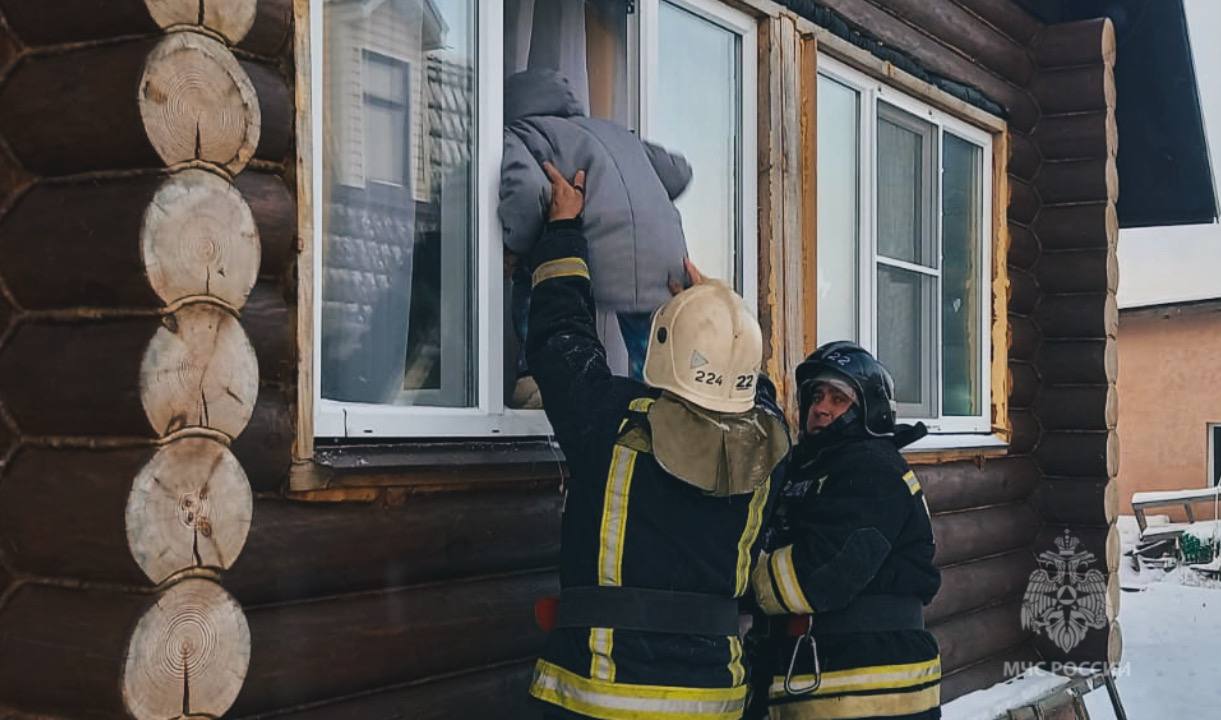 Палехские спасатели помогли местной жительнице попасть в свой дом через окно  | Новости города Иваново и Ивановской области