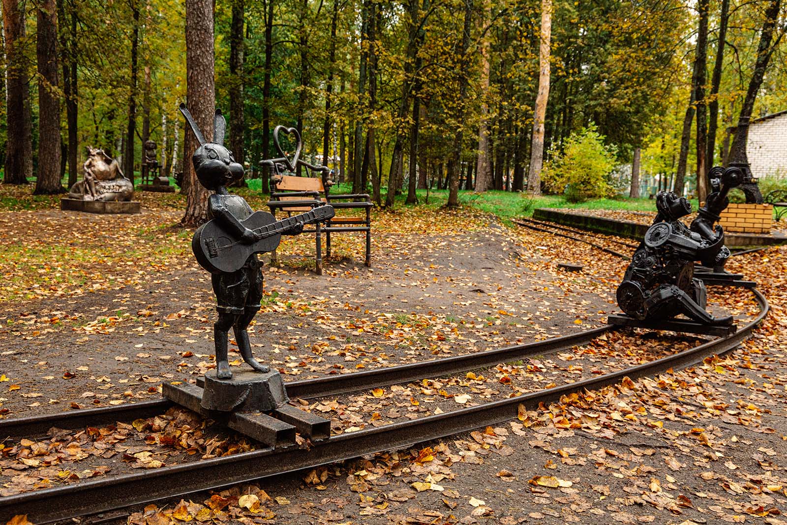 Парки иваново. Скульптуры в парках Могилёва. Сквер имени Степанова Красноярск. Дзержинск парк скульптура. Скульптуры в парке Победы Нижний Новгород.