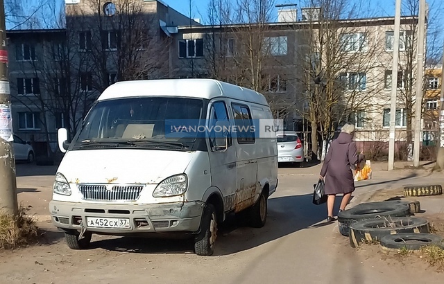 Ставят газель во дворе. Газель на дороге. Массовая парковка газелей во дворах. Парковки дворы Иваново. Ремонт дорог Газель.