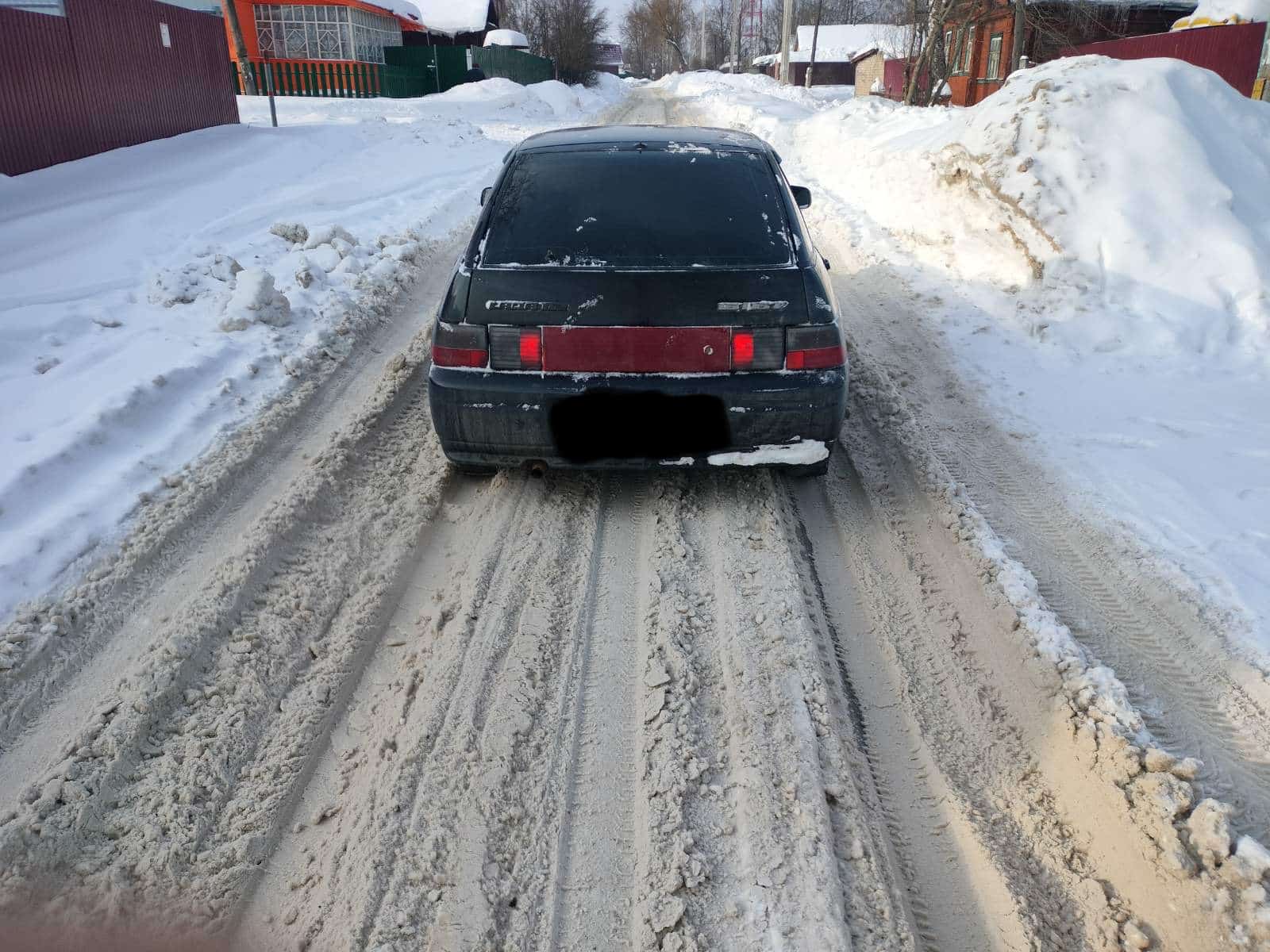 Машина села в колее зимой. Кто чистит дороги в городе.