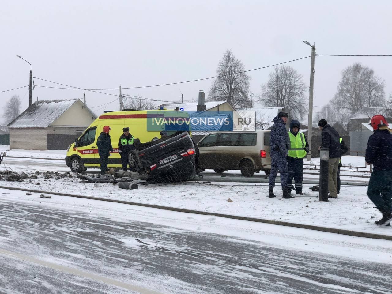 У Северного аэродрома в Иванове автомобиль врезался в столб и перевернулся  | Новости города Иваново и Ивановской области