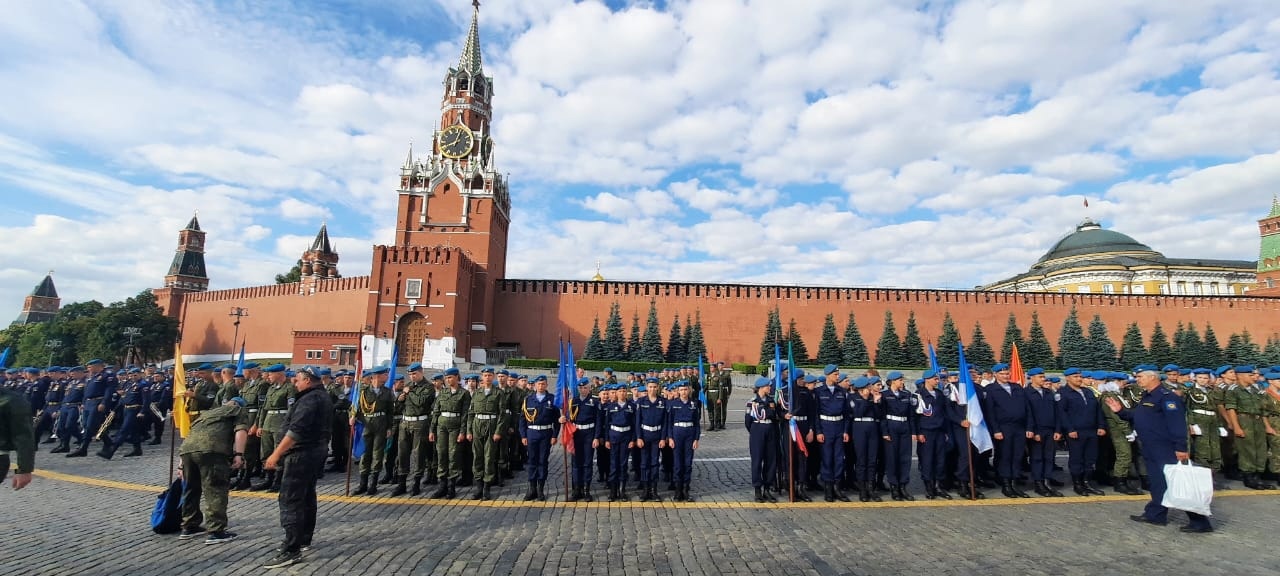 На красной площади проходит. ВДВ на красной площади. Парад на красной площади. Путин на красной площади 9 мая. Москва люди красная площадь.