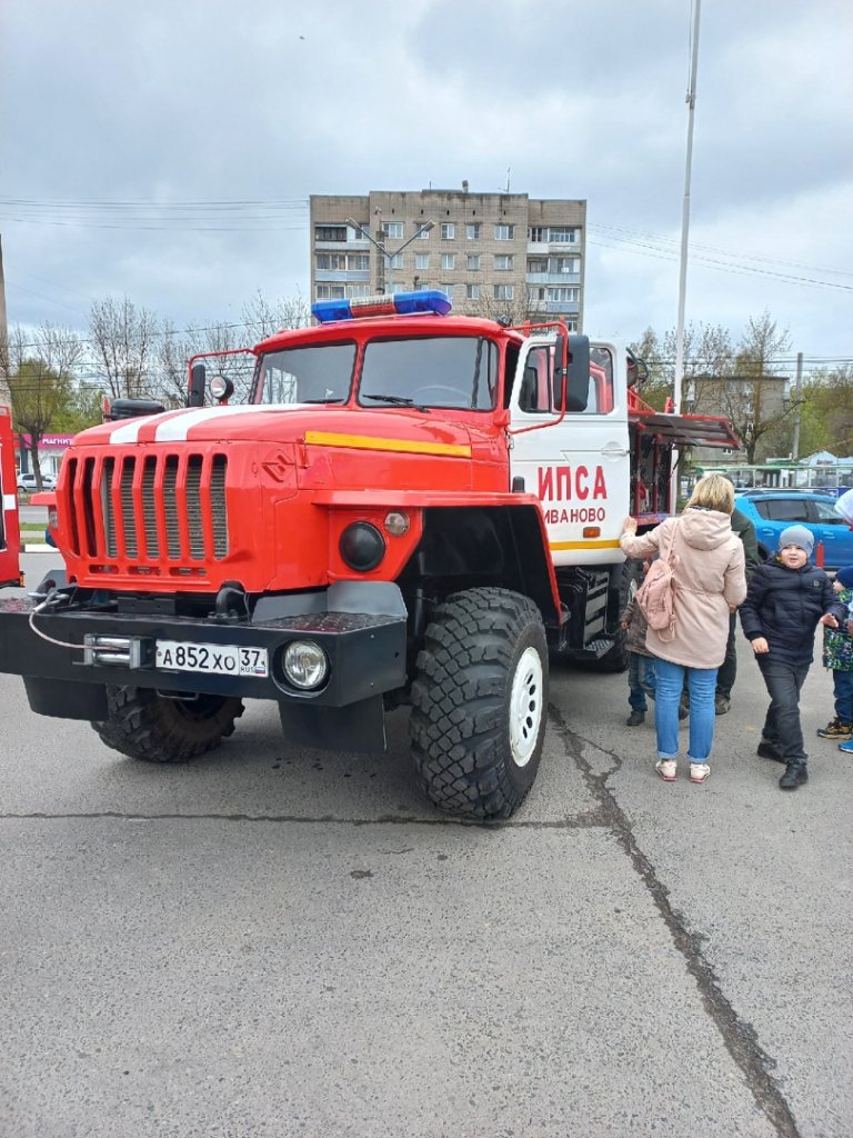 У ТЦ «Ясень» в Иванове развернули лагерь с техникой МЧС и полевой кухней |  Новости города Иваново и Ивановской области