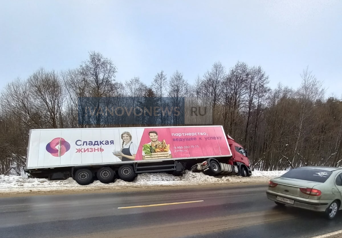 В Ивановской области улетела в кювет фура «Сладкой жизни» | Новости города  Иваново и Ивановской области