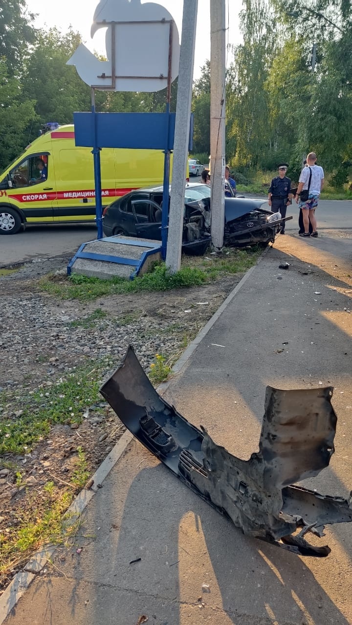 Рано утром в Иванове компания молодых людей на «Тойоте» врезалась в столб |  Новости города Иваново и Ивановской области