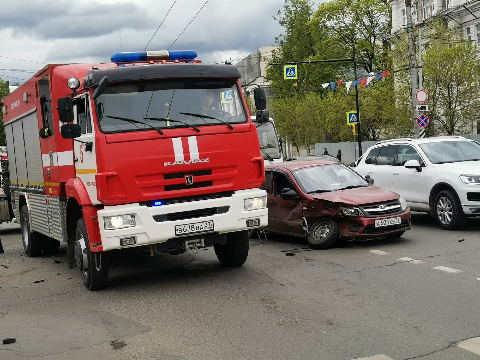 В Иванове в ДТП попала учебная машина | Новости города Иваново и Ивановской  области