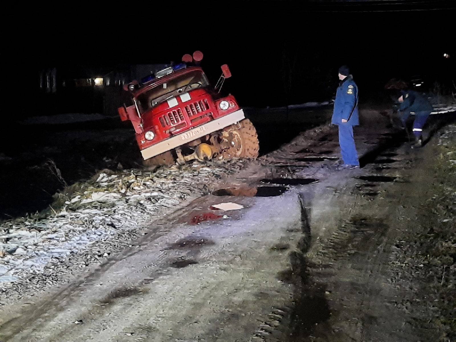 В Ивановской области в грязи застряли пожарная машина и «скорая» | Новости  города Иваново и Ивановской области